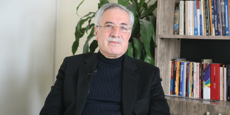 Abdulbaki Erdoğmuş, “Kürtler; diğer unsurlarla birlikte barış içinde yaşayabilecekleri bir yönetime kuşkusuz sahip olacaklardır. Ortada bir yenilgi ve yaşanan bir hezimet yoktur.